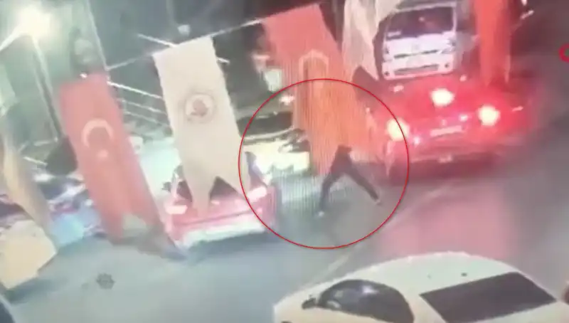Otomobilin İçindeki Genç Kurşun Yağmuruna Tutuldu: Olayın Ayrıntıları Neler?