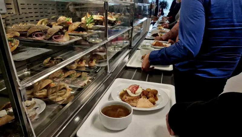 Endonezya'da Şok Eden Olay: 846 Öğrenci Ücretsiz Yemekten Zehirlendi!