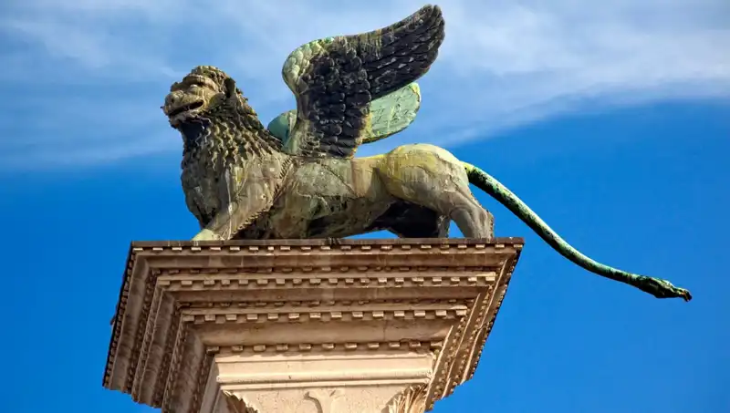 Dünyaca Ünlü Heykelin Gerçek Kimliği Şok Etti: "Çin Malı" Olduğu Ortaya Çıktı!