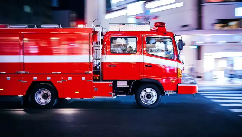 Tokyo’da Bina Yangını: İki Yaralı ve Savaş Alanına Dönüşen Sokaklar