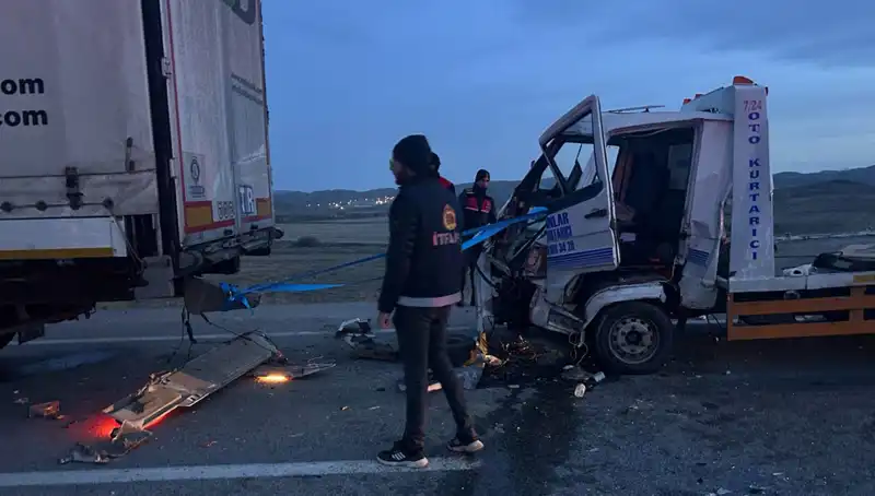 Çekici Kazaya Yardım Eden Araca Çarptı: Dört Yaralı!