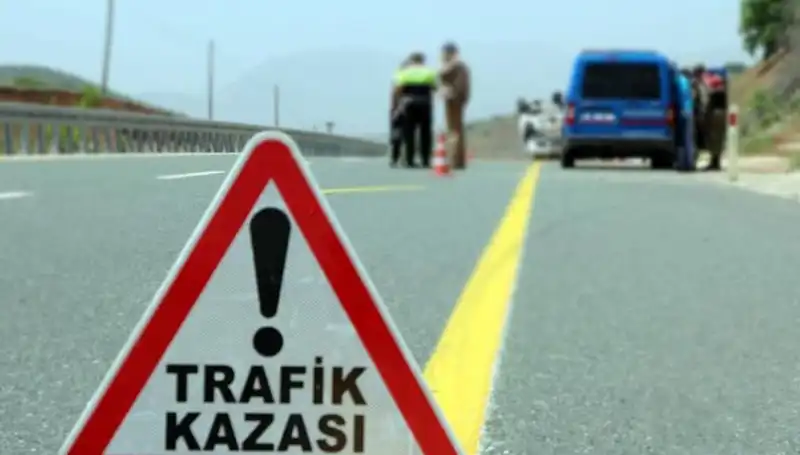 Otomobil ve Hafif Ticari Araç Çarpıştı: 6 Kişinin Hayatı Kaybedildi
