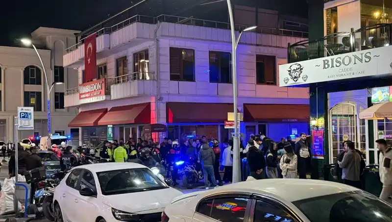Kafe Önünde Şoke Eden Olay: Havaya Ateş Açtı, Bıçakla Yaraladı