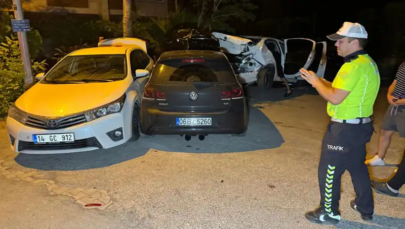 Alkollü Sürücü Sokağı Kaosa Sürükledi: Üç Araç Kaza Yaptı