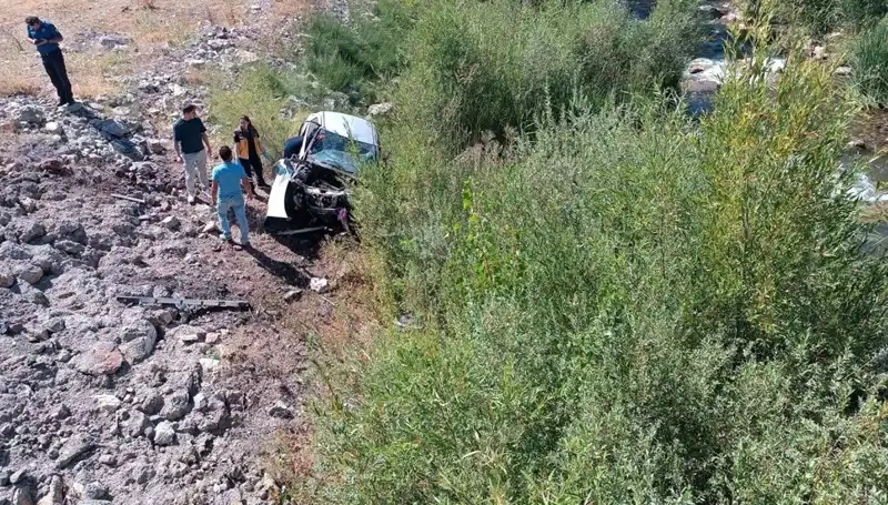 Sivas’ta Korkunç Kaza: Otomobil Dere Yatağına Uçtu, İki Kişi Hayatını Kaybetti
