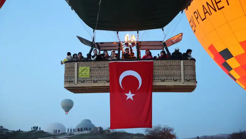 Kapadokya'da Rengarenk Balonlar, 23 Nisan Coşkusunu Türk Bayraklarıyla Havalandırdı