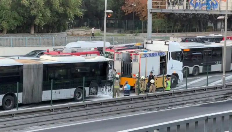 İstanbul Metrobüsünde Yangın: Trafik Kaosuna Yol Açtı