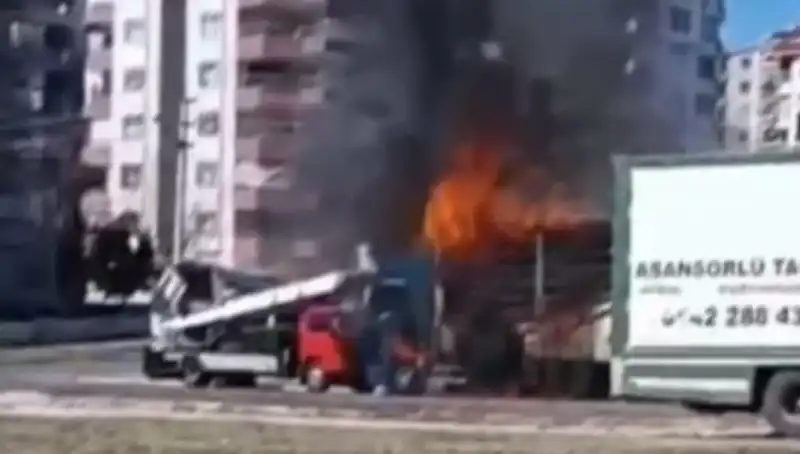 TIR yangını: Alevler tüm aracı küle çevirdi!