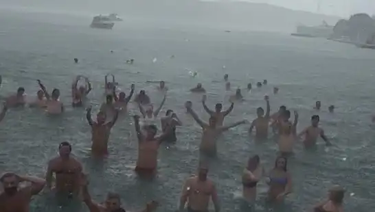 İstanbul'un Bebek Plajında Yağmura Rağmen Denize Girenler Dikkat Çekti