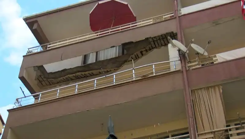 Güngören'de Korkutan Olay: Beş Katlı Binanın Balkonu Çöktü