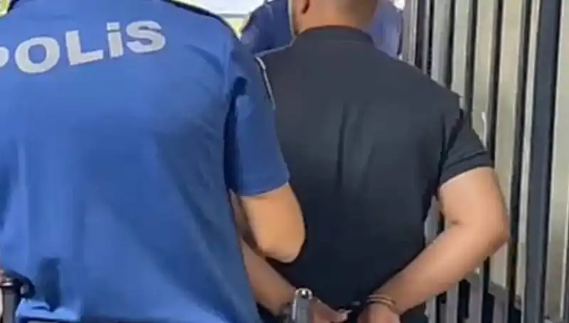 İzmir'de Polise Saldıran Şahıs, Suç Üstü Yakalandı