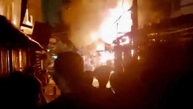 Vietnam'daki Yangın Felaketi: Sekiz Kişi Hayatını Kaybetti!