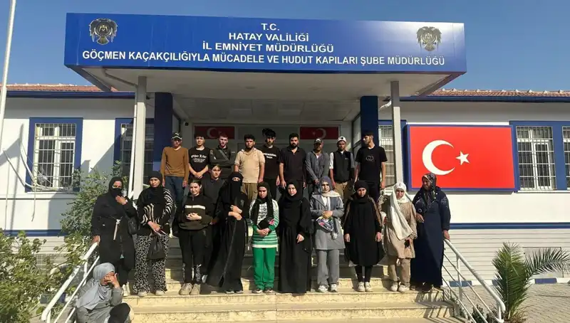 24 Göçmen, Şehirlerarası Minibüste Yakalandı: Olayın Perde Arkası