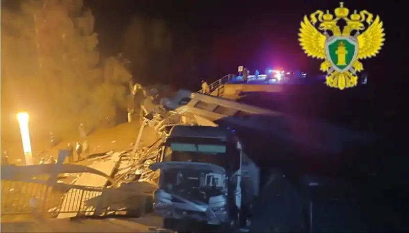 Rusya'da Şok Edici Trafik Kazası: İki Köprü Çöktü, Tren Raydan Çıktı ve Yedi Can Gitti