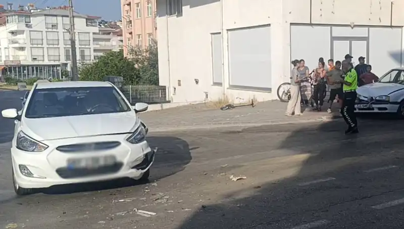 Antalya'da Feci Kaza! İki Otomobil Çarpıştı, Yaralılar Var