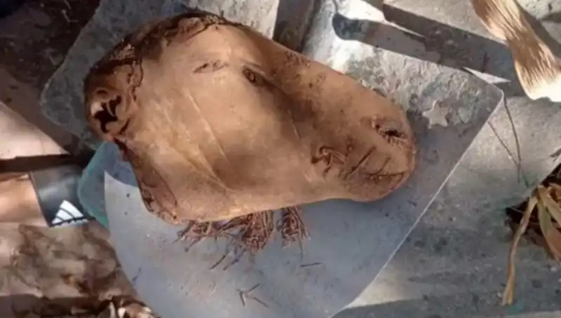 Mezarlık Kazarken Bulundu: Büyüler ve Sırlarla Dolu Bir Dünyanın Kapıları Aralanıyor