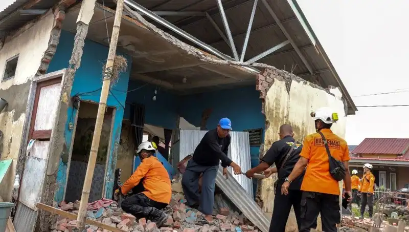 Endonezya'nın Kalbinde 5,7 Büyüklüğünde Deprem: Kayıplar ve Zararlar