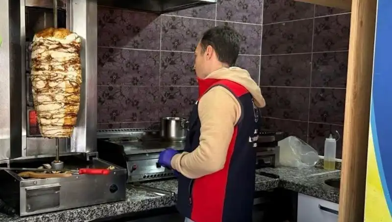 Tavuk Döner Krizi: Yasal Baskınlar İşletmeleri Zorluyor!