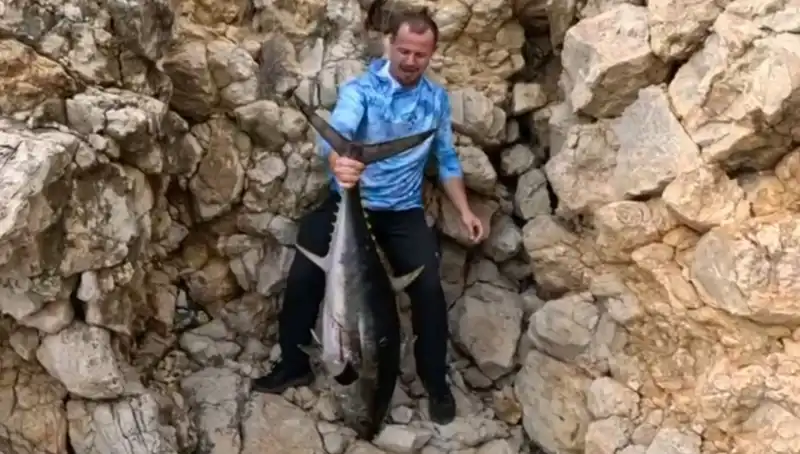 Saros'ta Balık Avı: 30 Kilo Ağırlığında Dev Bir Av!