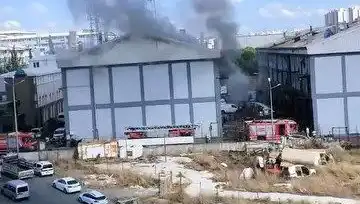 Başakşehir’deki Sanayi Sitesinde Korkutan Yangın: Yangına Çok Sayıda Ekip Müdahale Etti