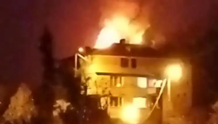 Saman Dolu Çatı Yangını: Mahalleli Panic İçinde Sokağa Döküldü