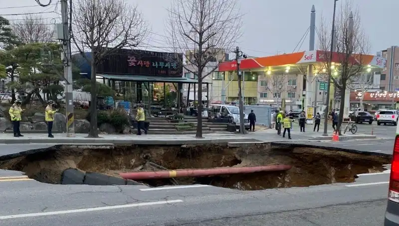 Güney Kore'de Gizemli Dev Çukur, Motosikleti İçiyle Yuttu: Kayıp ve Yaralı Var