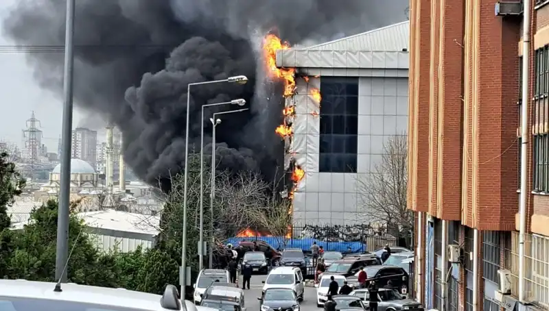 Başakşehir Sanayi Sitesinde Çıkan Yangın: 5 İş Yeri Zarar Gördü!