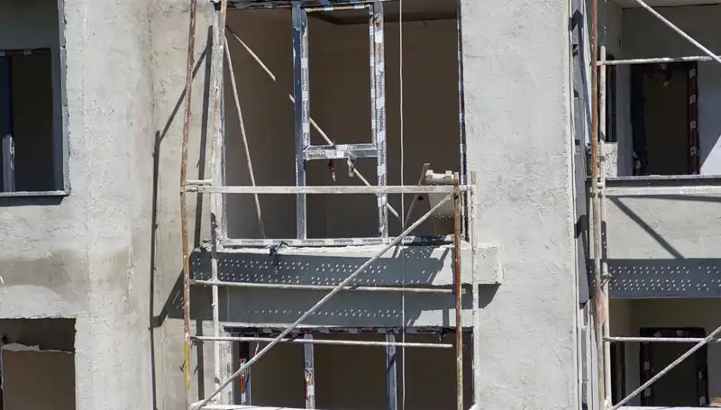 İnşaat Merdivenlerinde Korkunç Kaza: İşçi Yuvarlandı, Yaralandı