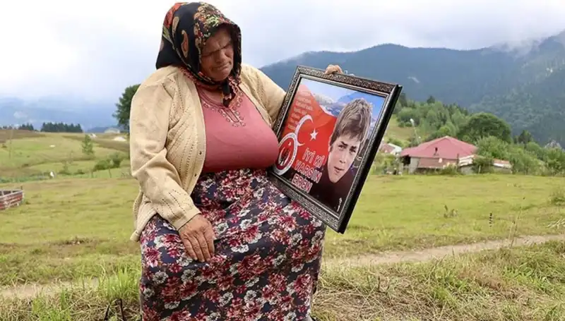 DEM Parti'den Duygulandıran Jest: Eren Bülbül'ün Annesine Bayram Ziyareti
