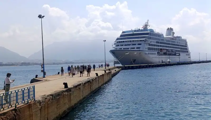 ABD'li Turistler Alanya'ya Kruvaziyerle Vardı, Kentin Güzelliklerini Keşfetti!