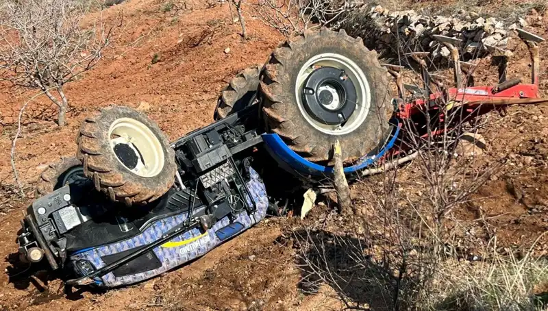 Siirt’te Devrilen Traktörün Sürücüsü Hayatını Kaybetti: Ulaşım ve Güvenlik Konusunda Dikkat Çeken Durumlar
