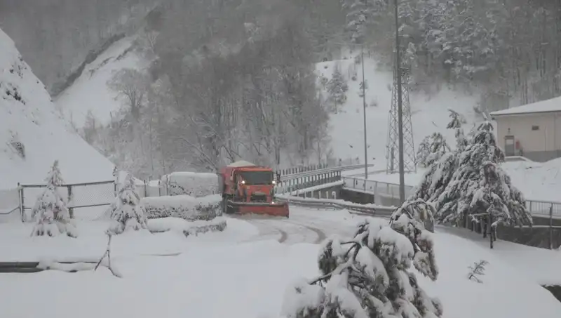 Bolu Dağı'nda Kar Yağışı: Kış Beraberinde Şaşırtan Güzellikleri Getiriyor