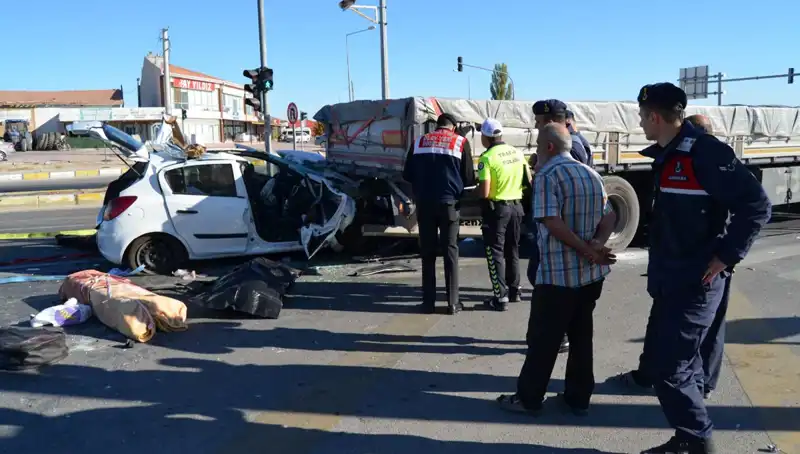 Kırmızı Işıkta Yaşanan Feci Kaza: Anne Hayatını Kaybetti, Oğlu Yaralandı