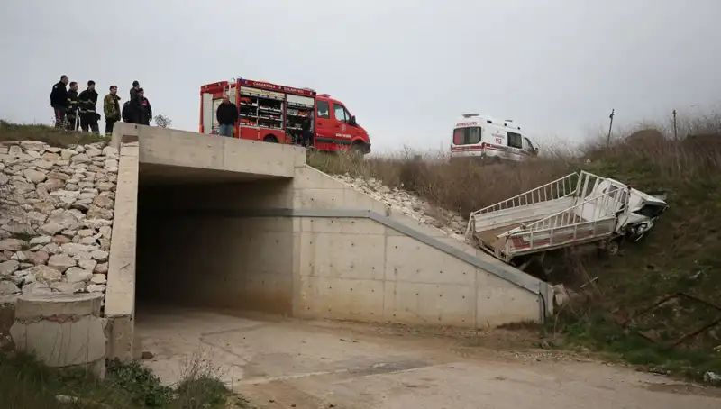 Kamyonet Alt Geçide Düştü: Trajik Kaza ve Sonrası