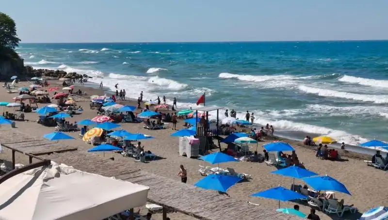 Akçakoca'da Deniz Yasağı İlan Edildi: Su Aktivistleri Ve Tatilciler Ne Düşünüyor?