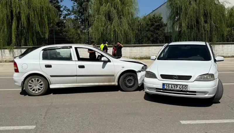İki Otomobilin Çarpışması Sonrası İki Kişi Yaralandı: Olay Yeri Detayları