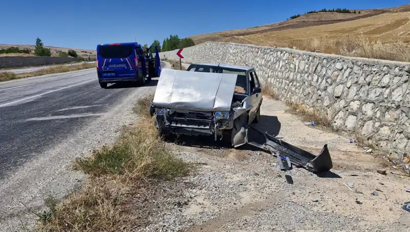 Kontrolden Çıkan Otomobil Duvara Çarptı: Yaralılar Hastaneye Kaldırıldı