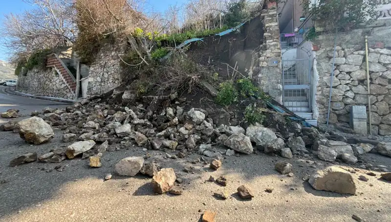 İstinat Duvarı Yola Çökünce Şehirdeki Hayat Durdu: Olayın Ayrıntıları
