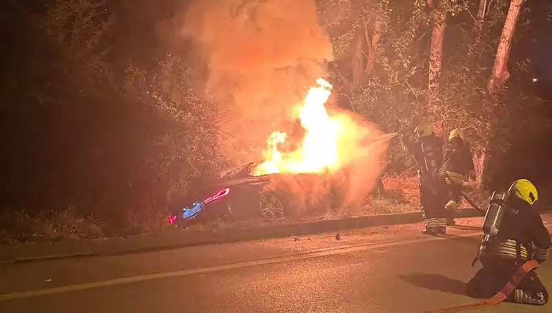 Kaza Sonrası Alev Alev Yanan Otomobil, Sürükleyici Bir Kurtarma Hikayesi